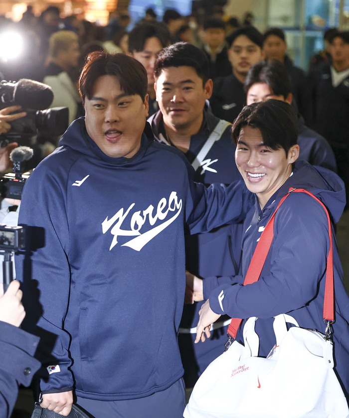 류현진(왼쪽), 김혜성을 비롯한 한국 야구대표팀 선수들이 9일 인천국제공항 1터미널에서 월드베이스볼클래식(WBC) 1차 캠프지인 사이판으로 출국하고 있다. 사진 | 연합뉴스