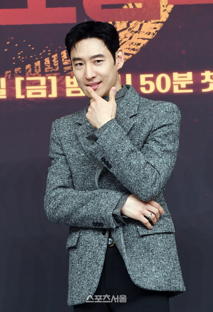 배우 이제훈이 18일 서울 양천구 SBS사옥에서 진행된 SBS 금토드라마 ‘모범택시3’ 제작발표회에서 취재진을 향해 포즈를 취하고 있다. 2025. 11. 18. 박진업 기자 upandup@sportsseoul.com 