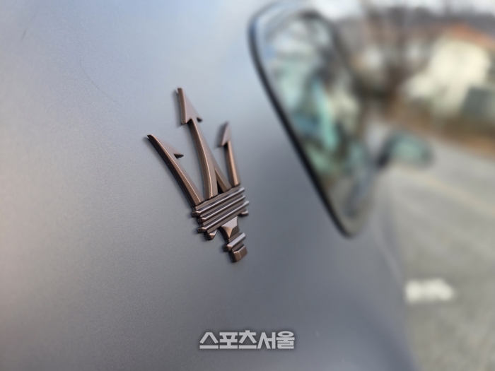 C필러에 부착된 마세라티 트라이던트 로고. 무광 그레이 차체 위에 구리색 포인트가 선명하다. 양평 | 원성윤 기자 socool@sportsseoul.com
