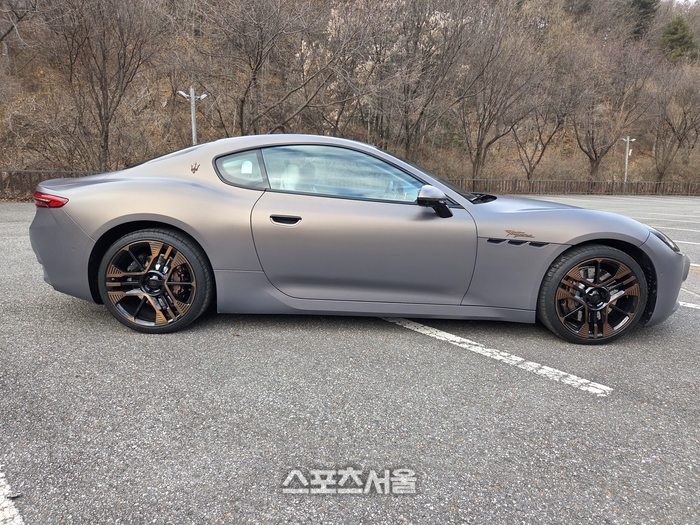 긴 보닛과 유려하게 떨어지는 루프 라인이 돋보이는 그란투리스모 폴고레의 측면 디자인. 클래식한 스포츠카의 비율을 완벽하게 계승했다. 양평 | 원성윤 기자 socool@sportsseoul.com