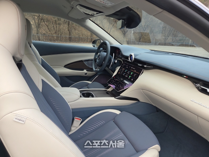 아이보리와 블루 투톤 컬러가 조화를 이룬 실내 전경. 최고급 가죽 소재와 디지털 인터페이스가 어우러져 럭셔리하면서도 미래지향적인 분위기를 연출한다. 양평 | 원성윤 기자 socool@sportsseoul.com