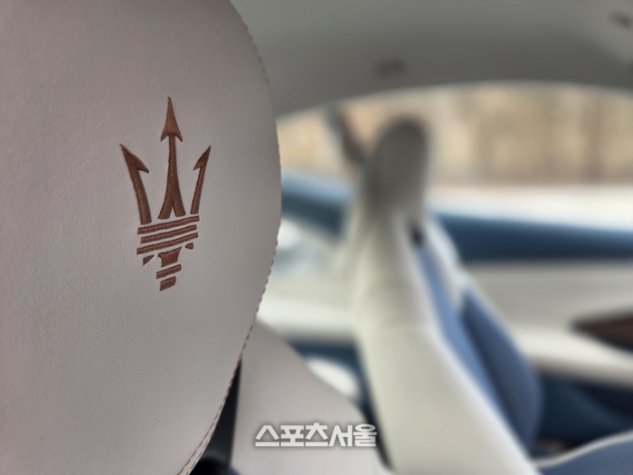 헤드레스트에 정교하게 자수로 새겨진 마세라티 엠블럼. 양평 | 원성윤 기자 socool@sportsseoul.com