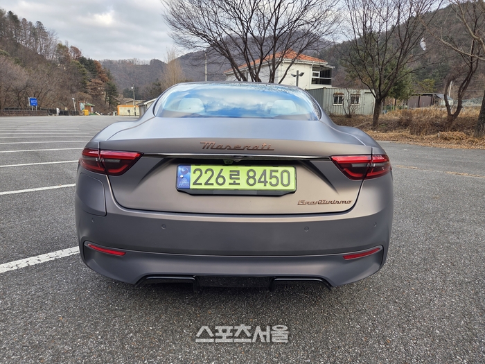 날렵한 디자인의 테일램프가 적용된 후면부. 트렁크 리드 중앙의 ‘Maserati’ 레터링과 하단의 ‘Folgore’ 엠블럼 역시 구리색으로 통일감을 줬다. 양평 | 원성윤 기자 socool@sportsseoul.com