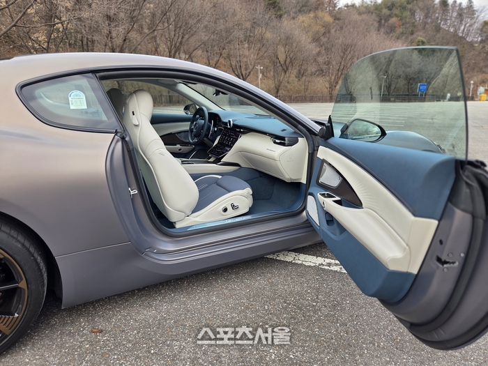 프레임리스 도어를 활짝 연 그란투리스모 폴고레. 아이보리와 블루 투톤 인테리어가 시선을 끈다. 양평 | 원성윤 기자 socool@sportsseoul.com