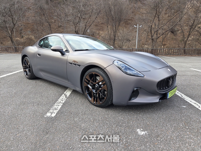 마세라티 그란투리스모 폴고레의 전측면 전경. 무광 그레이 차체와 휠, 에어 벤트의 구리색 포인트가 조화를 이루며 고성능 전기 럭셔리 쿠페의 면모를 과시하고 있다. 양평 | 원성윤 기자 socool@sportsseoul.com