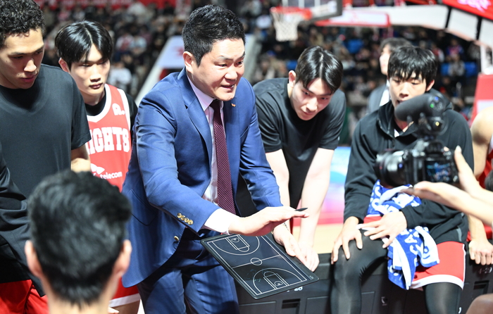 SK 전희철 감독 “스틸 당하면 포기할 게 아니라 끝까지 쫓아가야” 쓴소리 [SS잠실in]