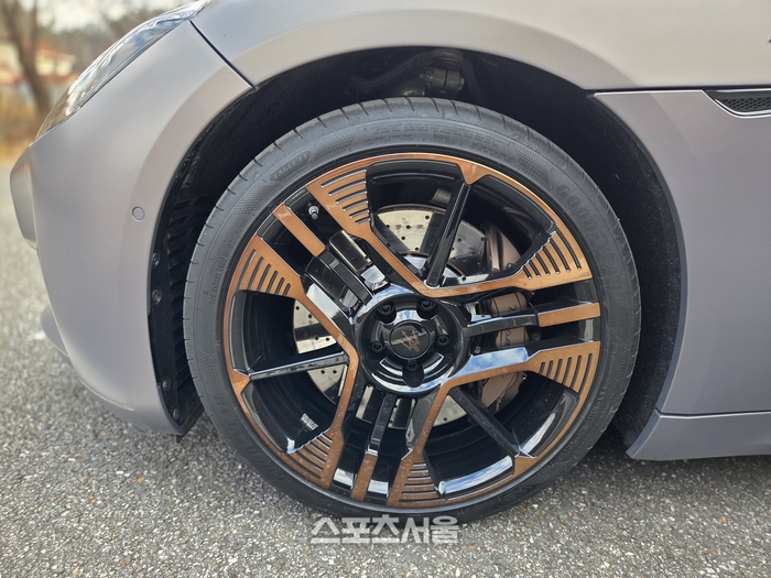 공기역학 효율을 고려해 디자인된 전용 휠. 휠 사이로 고성능을 암시하는 대형 브레이크 캘리퍼가 눈길을 끈다. 양평 | 원성윤 기자 socool@sportsseoul.com