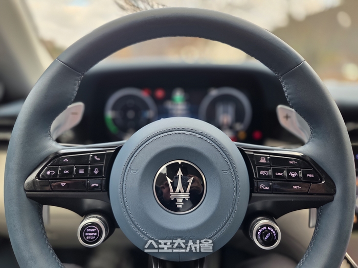 운전석에서 바라본 모습. 파란색 가죽으로 마감된 스티어링 휠에는 주행 모드 변경 다이얼과 시동 버튼이 직관적으로 배치되어 있다. 양평 | 원성윤 기자 socool@sportsseoul.com
