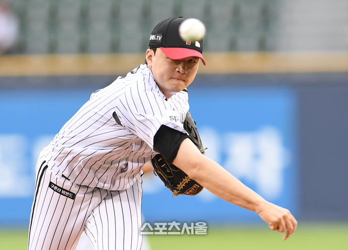LG 이민호가 잠실구장에서 열린 2023 KBO리그 롯데와 경기에 선발 등판해 힘차게 공을 던지고 있다. 잠실 | 박진업기자 upandup@sportsseoul.com