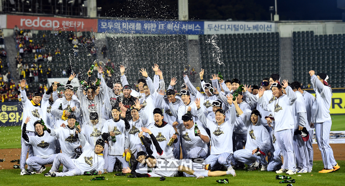 LG 선수들이 1일 서울 잠실구장에서 열린 ‘한국시리즈 통합우승 IN 잠실’ 행사 샴페인 샤워 후 포즈를 취하고 있다. 잠실 | 최승섭기자 thunder@sportsseoul.com