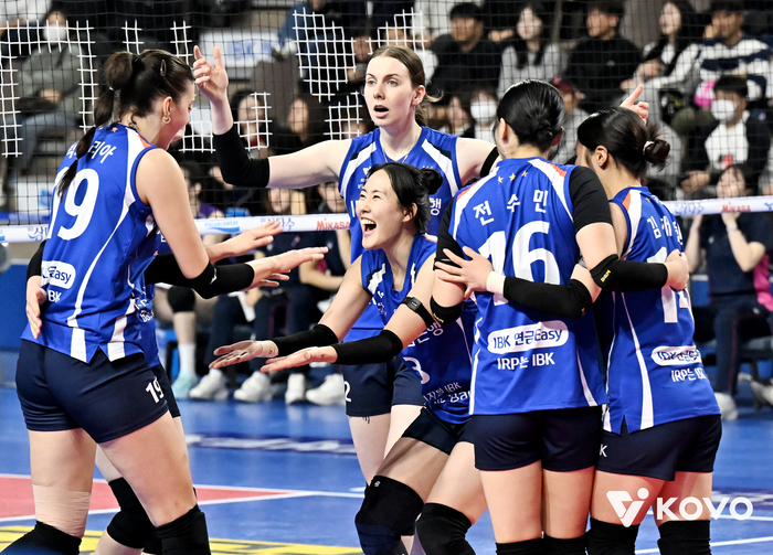 뒷심의 기업은행, 0-2→3-2 대역전승…빅토리아 41득점 폭발 4연승 견인