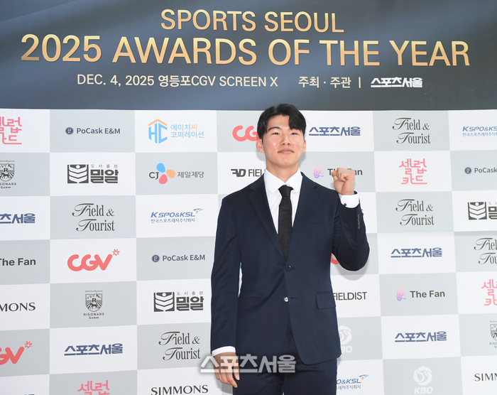 LA 다저스 김혜성이 4일 서울 영등포 타임스퀘어 CGV 영등포 스크린X관에서 열린 ‘제39회 스포츠서울 올해의 상’ 포토월에서 포즈를 취하고 있다. 영등포 | 최승섭 기자 thunder@sportsseoul.com