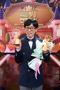 ‘21관왕’ 유재석의 ‘고기회식’ 리더십…수상은 혼자, 기쁨은 같이