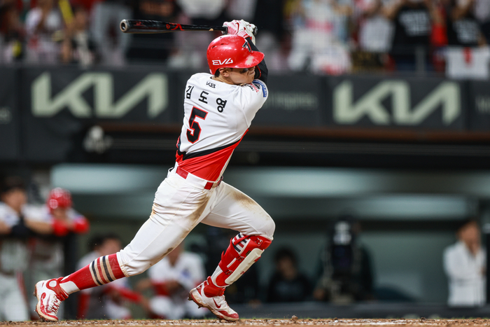 KIA 김도영이 광주-기아 챔피언스 필드에서 열린 2025 KBO리그 두산과 경기에서 2루타를 때리고 있다. 사진 | KIA 타이거즈