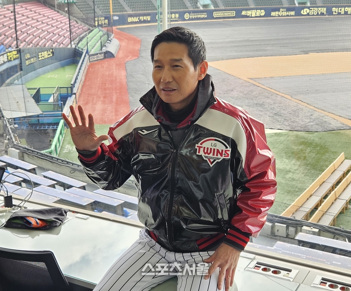 LG 염경엽 감독이 6일 서울 잠실구장에서 열린 2026년 신년인사화 취재진 인터뷰에 앞서 포즈를 취하고 있다. 잠실 | 강윤식 기자 skywalker@sportsseoul.com