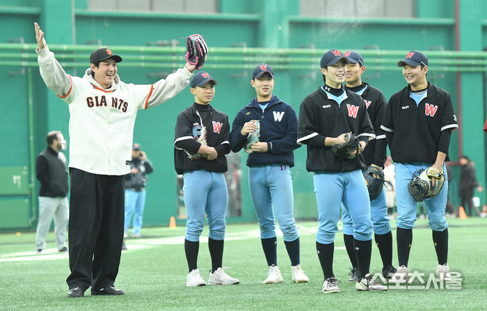 황재균(왼쪽)이 후배들을 위한 클리닉을 진행하고 있다. 2026. 1. 7. 이천 | 박진업 기자 upandup@sportsseoul.com 