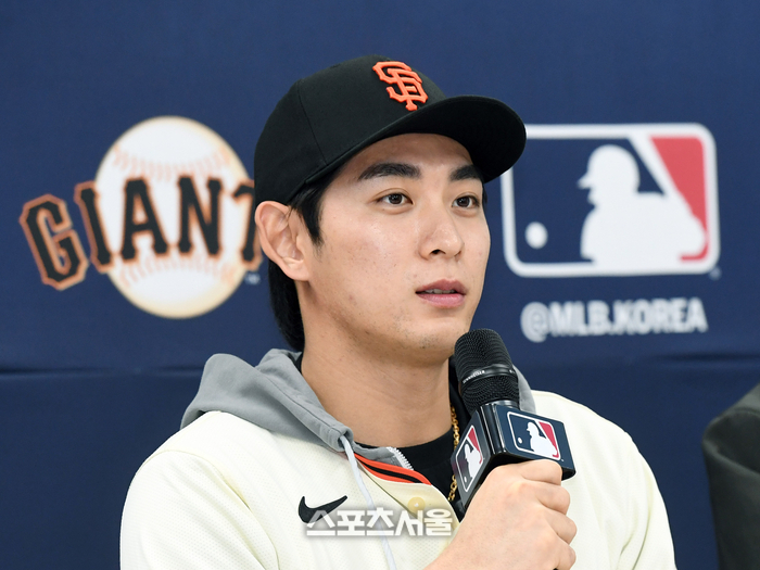 미국 메이저리그 샌프란시스코 자이언츠의 이정후가 7일 경기도 이천 LG챔피언스파크에서 진행된 미디어데이 행사에서 인사말을 하고 있다. 이천 | 박진업 기자 upandup@sportsseoul.com