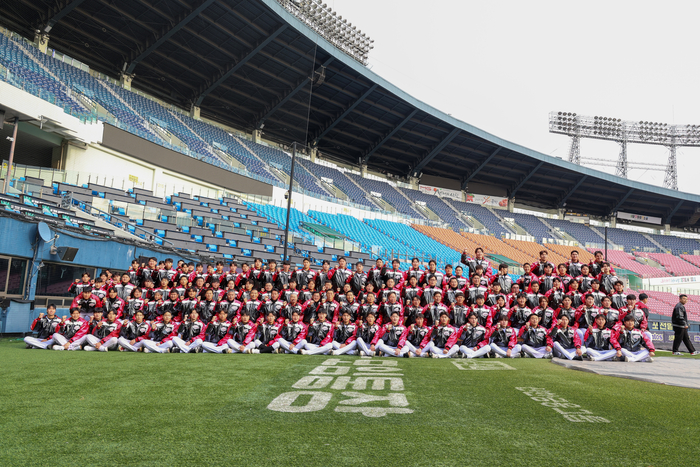 LG 선수단이 6일 서울 잠실구장에서 열린 2026년 LG 신년인사회 후 기념촬영을 하고 있다. 사진 | LG 트윈스