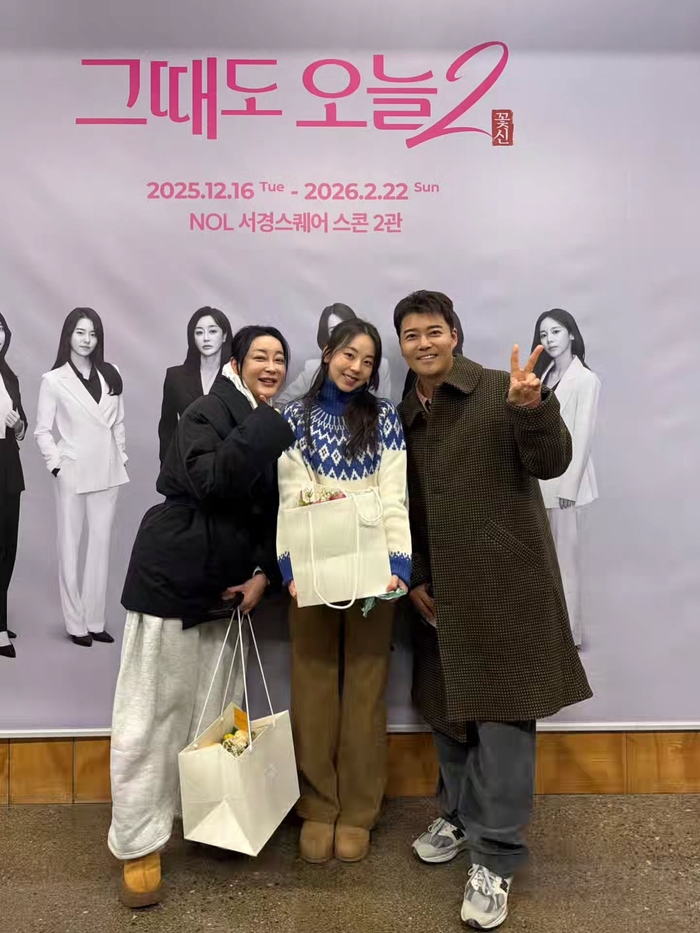 전현무, 김혜은·안소희 연극 관람 ‘양손 가득 센스쟁이’