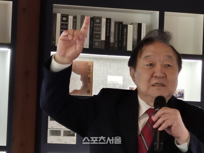 정대철 헌정회 회장은 “ 국회문화공보위원장을 맡았을때 김지미 배우가 영화진흥정책과 관련해서 의논할 때 안성기 배우를 동석시켰다” 면서 “ 항상 곧고 인품이 훌륭한 분이어서 40여년간 인연을 맺어오게 됐다 ” 고 회상했다. ( 사진은 지난해 12월 전북대 명사특강에서 ‘용서’라는 주제로 강연을 하는 모습. )