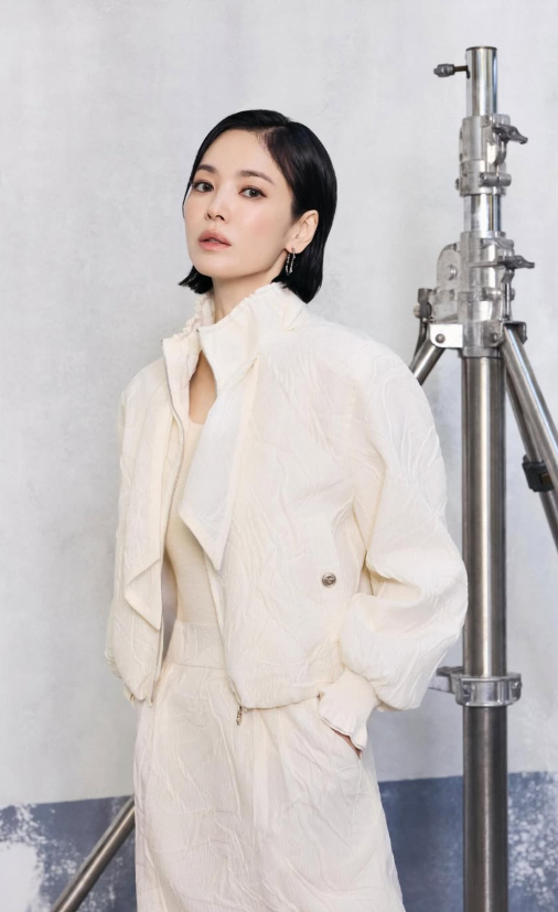 송혜교 ‘손때 묻고 너덜너덜해진 대본’ 공개…700억 대작 종료의 증거