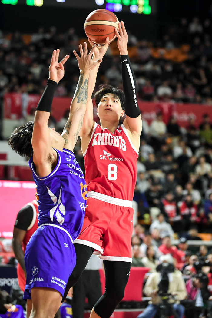 SK 안영준이 11일 잠실학생체육관에서 열린 2025~2026 LG전자 프로농구 정규리그 삼성과 경기에서 슛을 던지고 있다. 사진 | KBL