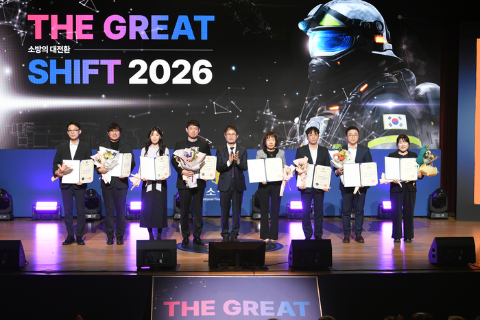 김승룡 소방청장 직무대행이 시무식에서 모범공무으로 선정된 8명과 기념촬영을 하고 있다. 사진|소방청