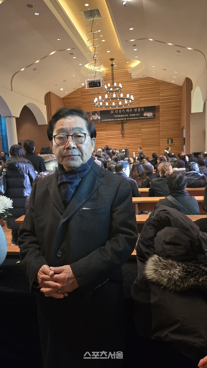 양영두 사선문화제 위원장 ( 헌정회 자문위원 ) 이 故 안성기 배우의 영결식에 참석해 故人을 애도하며 추모했다. 