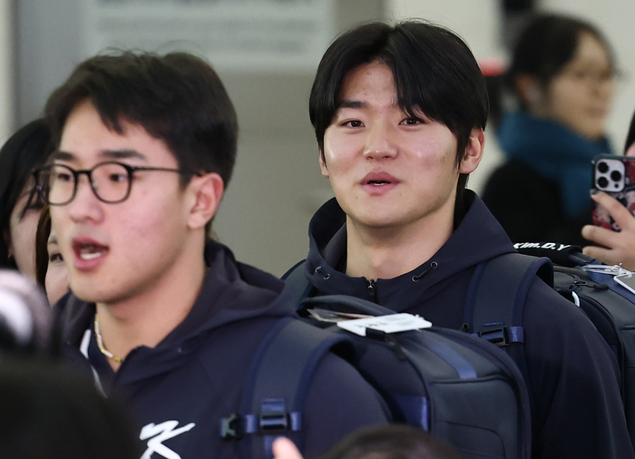 한국 야구대표팀 김도영이 9일 인천국제공항 1터미널에서 월드베이스볼클래식(WBC) 1차 캠프지인 사이판으로 출국하고 있다. 사진 | 인천국제공항=연합뉴스