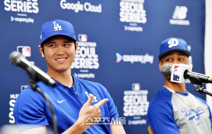 LA 다저스 오타니 쇼헤이가 16일 서울 고척스카이돔에서 진행되는 MLB 서울시리즈 LA다저스 공식 기자회견에서 첫 질문에 대한 답을 무키 베츠, 프리먼에게 해달라고 요청하고 있다. 사진 | 스포츠서울DB