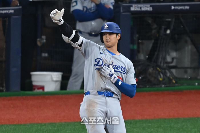 LA 다저스 오타니 쇼헤이가 20일 서울 고척스카이돔 MLB 월드투어 서울시리즈 다저스 대 샌디에이고전에서 3회초 안타를 친 후 세레모니하고 있다. 고척 | 최승섭기자 thunder@sportsseoul.com