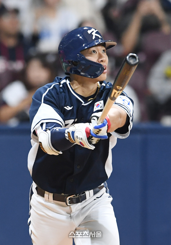 대한민국 야구 대표팀의 송성문이 2일 서울 고척스카이돔에서 열린 쿠바와 2차 평가전 4회초 1사 3루 상황에서 쿠바 투수 파드론을 상대로 1타점 2루타를 치고 있다. 고척 | 박진업 기자 upandup@sportsseoul.com