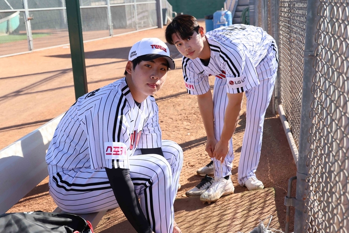 LG 루키 추세현(왼쪽)과 김영우가 6일(한국시간) 미국 애리조나 스프링캠프에서 훈련 준비를 하고 있다. 사진 | LG 트윈스