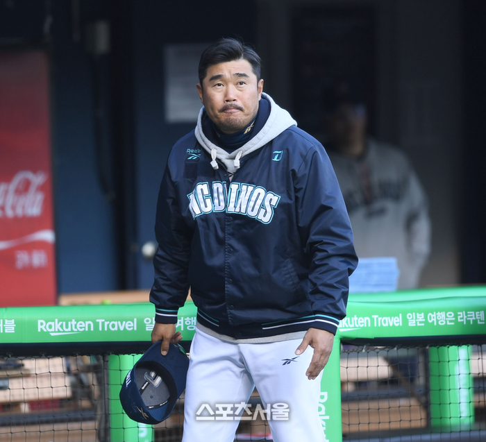 NC 이호준 감독이 23일 서울 잠실구장에서 열린 2025 KBO리그 LG와 경기 전 상대 덕아웃 쪽을 쳐다보고 있다. 잠실 | 최승섭기자 thunder@sportsseoul.com