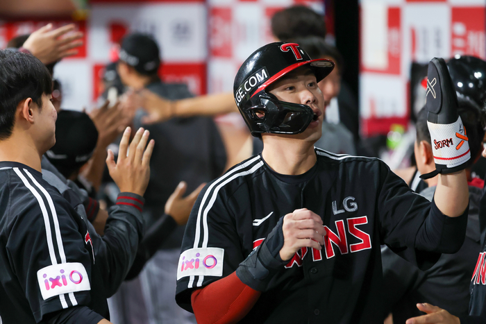 LG 홍창기가 8일 고척스카이돔에서 열린 2025 KBO리그 키움전에서 득점에 성공한 후 동료들과 하이파이브를 하고 있다. 사진 | LG 트윈스