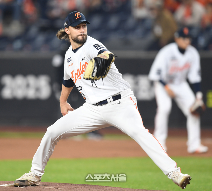 한화 선발투수 와이스가 30일 대전 한화생명볼파크에서 열린 2025 KBO 한국시리즈 4차전 LG와 경기에서 역투하고 있다. 대전 | 최승섭기자 thunder@sportsseoul.com