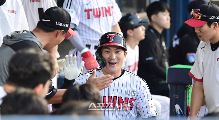 LG 오지환이 20일 서울 잠실구장에서 열린 2025 KBO리그 롯데와 경기 2회말 중월홈런을 날린 후 동료들과 하이파이브를 하고 있다. 잠실 | 최승섭기자 thunder@sportsseoul.com