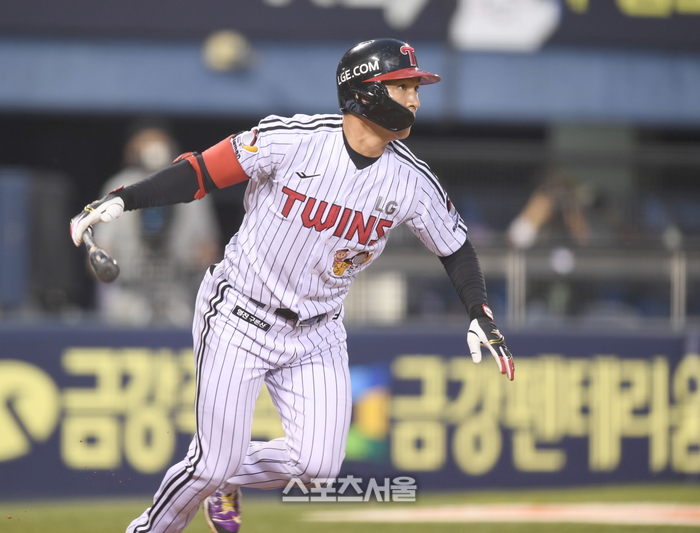 LG 오지환이 6일 서울 잠실구장에서 열린 2025 KBO리그 두산과 경기 4회말 2사만루 2타점 안타를 친 후 타구를 바라보고 있다. 잠실 | 최승섭기자 thunder@sportsseoul.com