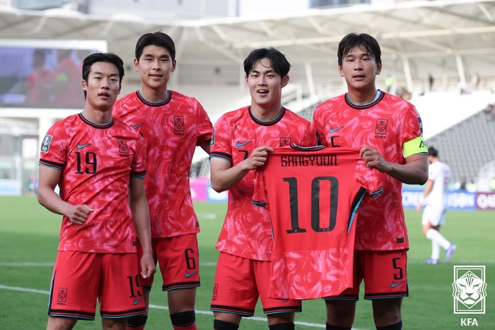 U-23 대표팀 선수들이 부상으로 이탈한 강상윤 유니폼을 들고 세리머니하고 있다. 사진 | 대한축구협회