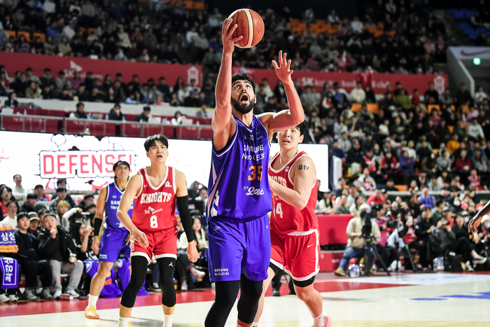 삼성 칸터가 11일 잠실학생체육관에서 열린 2025~2026 LG전자 프로농구 정규리그 SK와 경기에서 골밑슛을 넣고 있다. 사진 | KBL