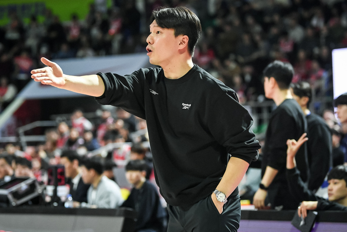 삼성 김효범 감독이 11일 잠실학생체육관에서 열린 2025~2026 LG전자 프로농구 정규리그 SK전에서 선수들에게 지시하고 있다. 사진 | KBL