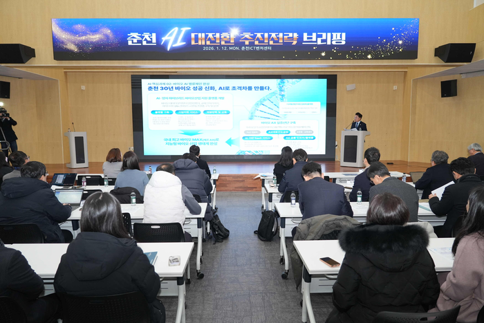 육동한 춘천시장이 12일 춘천ICT벤처센터에서 언론브리핑을 통해 춘천시 AI 대전환 추진전략을 설명하고 있다. 사진|춘천시청