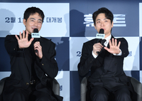 [포토] 조인성-박정민, 아이돌그룹 같은 포즈로~