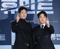 [포토] 포즈 취하는 조인성-박정민