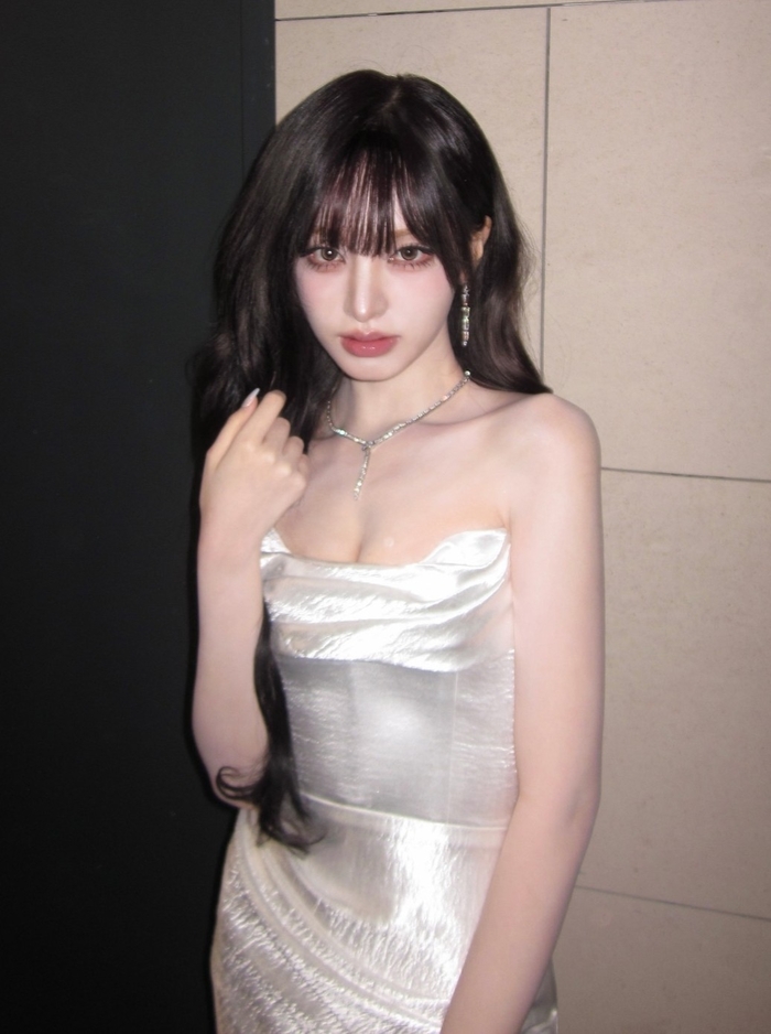 ‘고혹적인 쇄골 라인+인형 같은 이목구비’ 아이브 리즈, 실크 드레스 입고 ‘여신 미모’