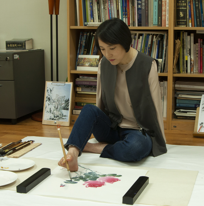 오순이 구족화가가 그림을 그리는 모습. 사진 | 대한장애인체육회