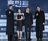 [포토] 영화 ‘휴민트’ 주역들, 패션도 블랙으로 통일