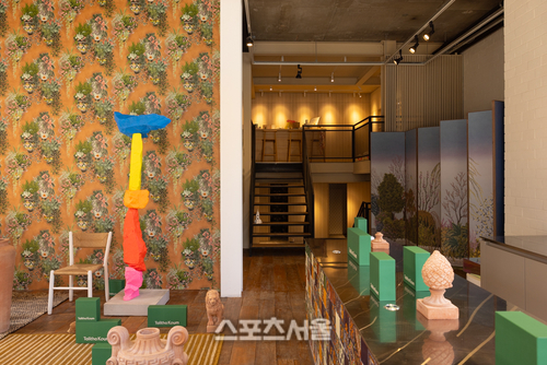 ‘T’를 닮은 우고 론디노네 작품이 환영해 주는 탈리다쿰 쇼룸, TK& 신사.