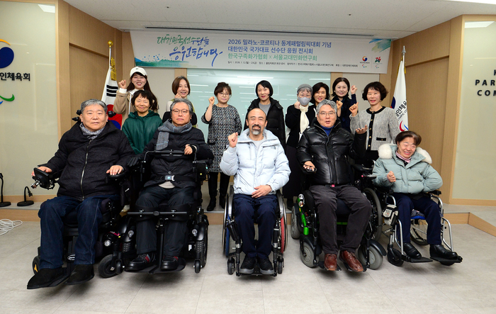 전시회 오프닝행사에 참여한 화가들의 단체 기념사진. 사진 | 대한장애인체육회