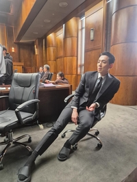 ‘프로보노’ 정경호, 슈트에 슬리퍼 신고 ‘잔망미’ 폭발…“강다윗으로 잘 살았습니다”